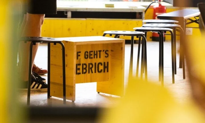 Hocker mit Aufschrift „Wie geht’s Biebrich“